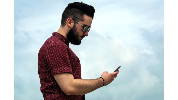 Hipster protests his individuality, self-owns by mistaking someone else for him