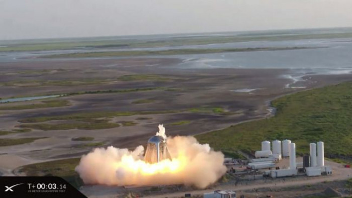 SpaceX briefly launches a prototype of the rocket that’ll take us to Mars
