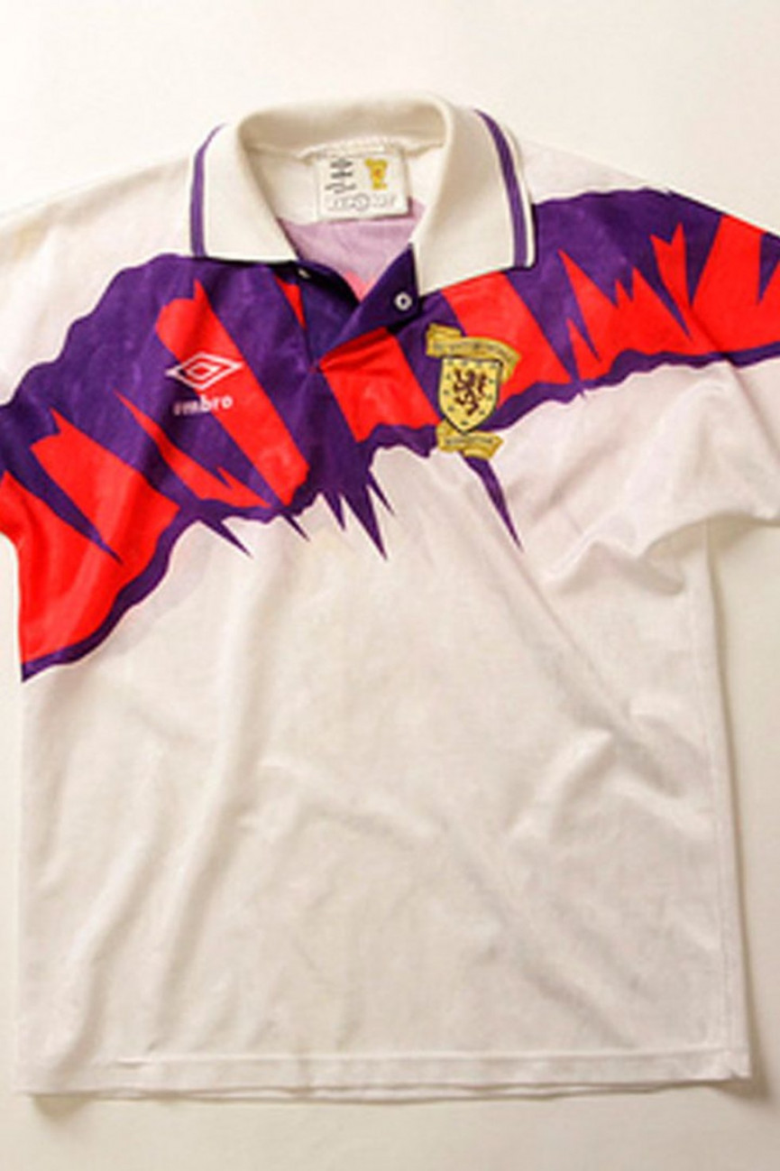 I was half expecting a bad stereotypical scottish tourist joke when i clicked on the image (you know, a drunk guy with puke down his shirt or something) but the actual football kit made me slightly laugh out loud. Old Scotland Football Jersey - The 50 Worst Football Kits Ever